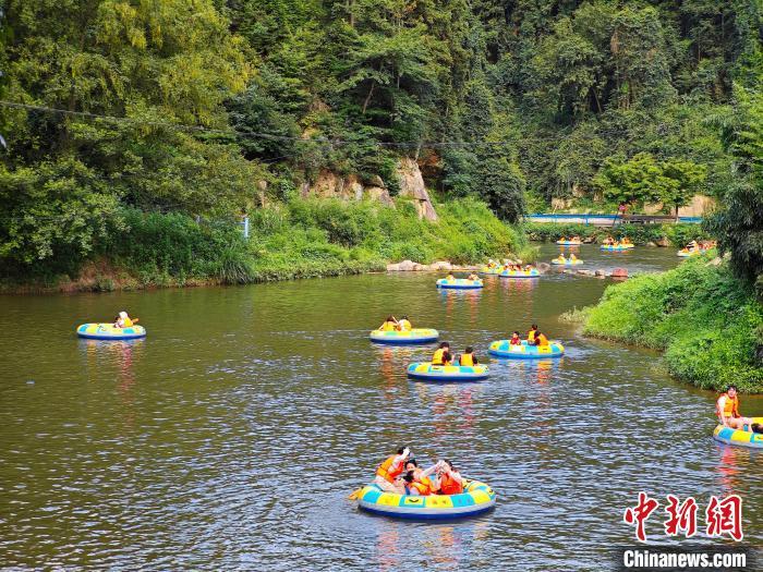 南昌遇40℃高温天 梅岭峡谷漂流迎游客体验消暑