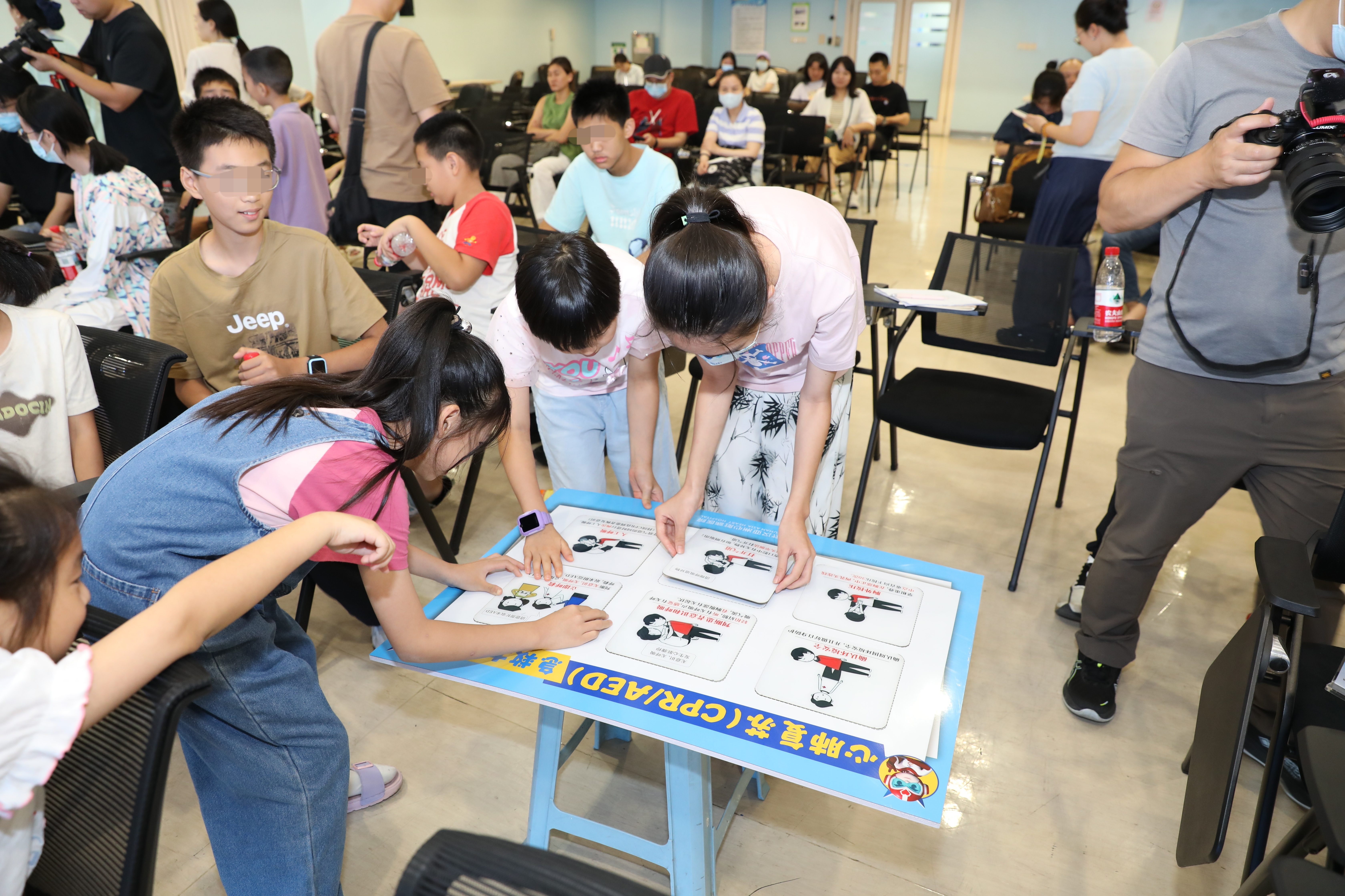 各小组进行拼图闯关