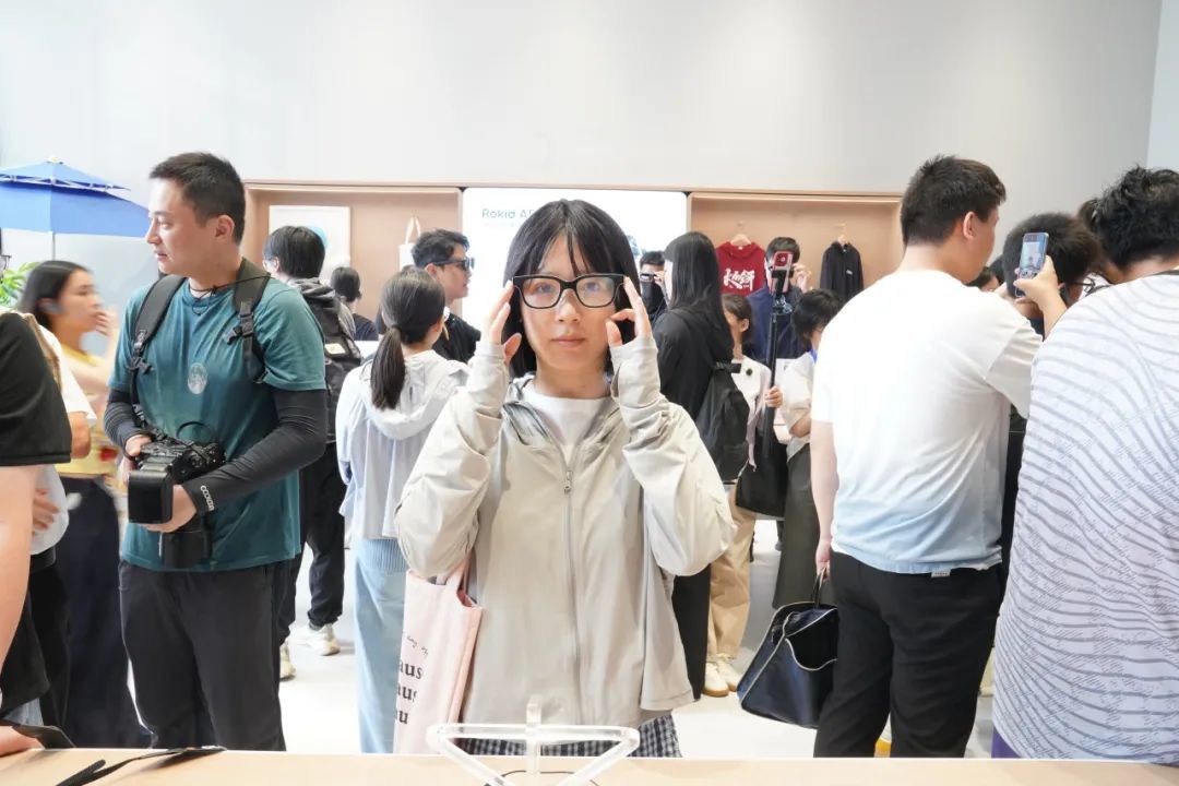 科技爱好者在体验 Rokid Glasses