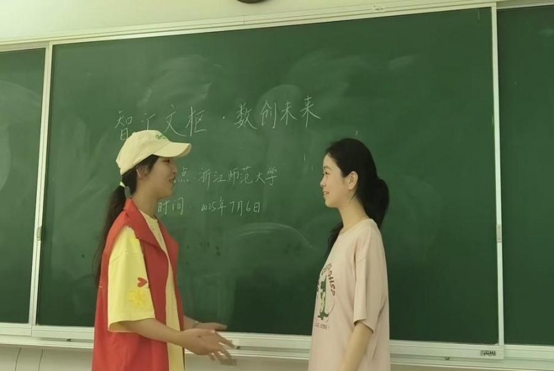 图 2 团队成员采访黄同学