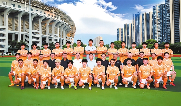 九江足球队合影。（九江日报记者 洪显智 摄）