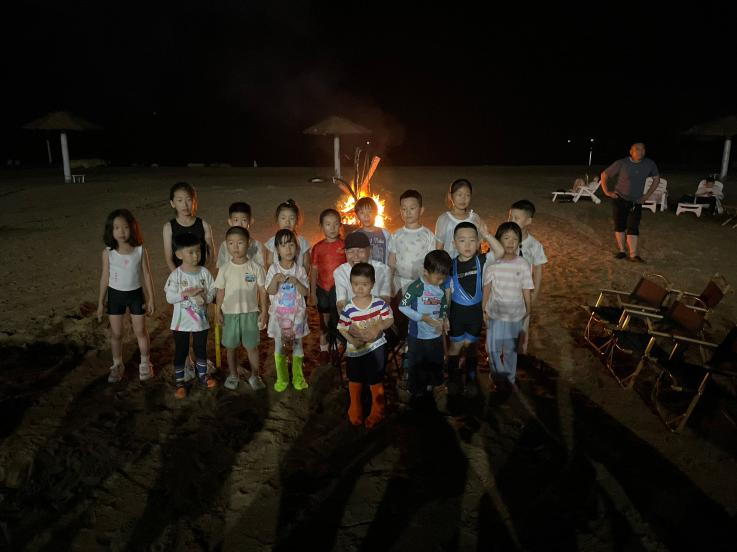 江城少儿赴海角,围着篝火听故事 东台弶港“巴斗好故事”盛夏开讲