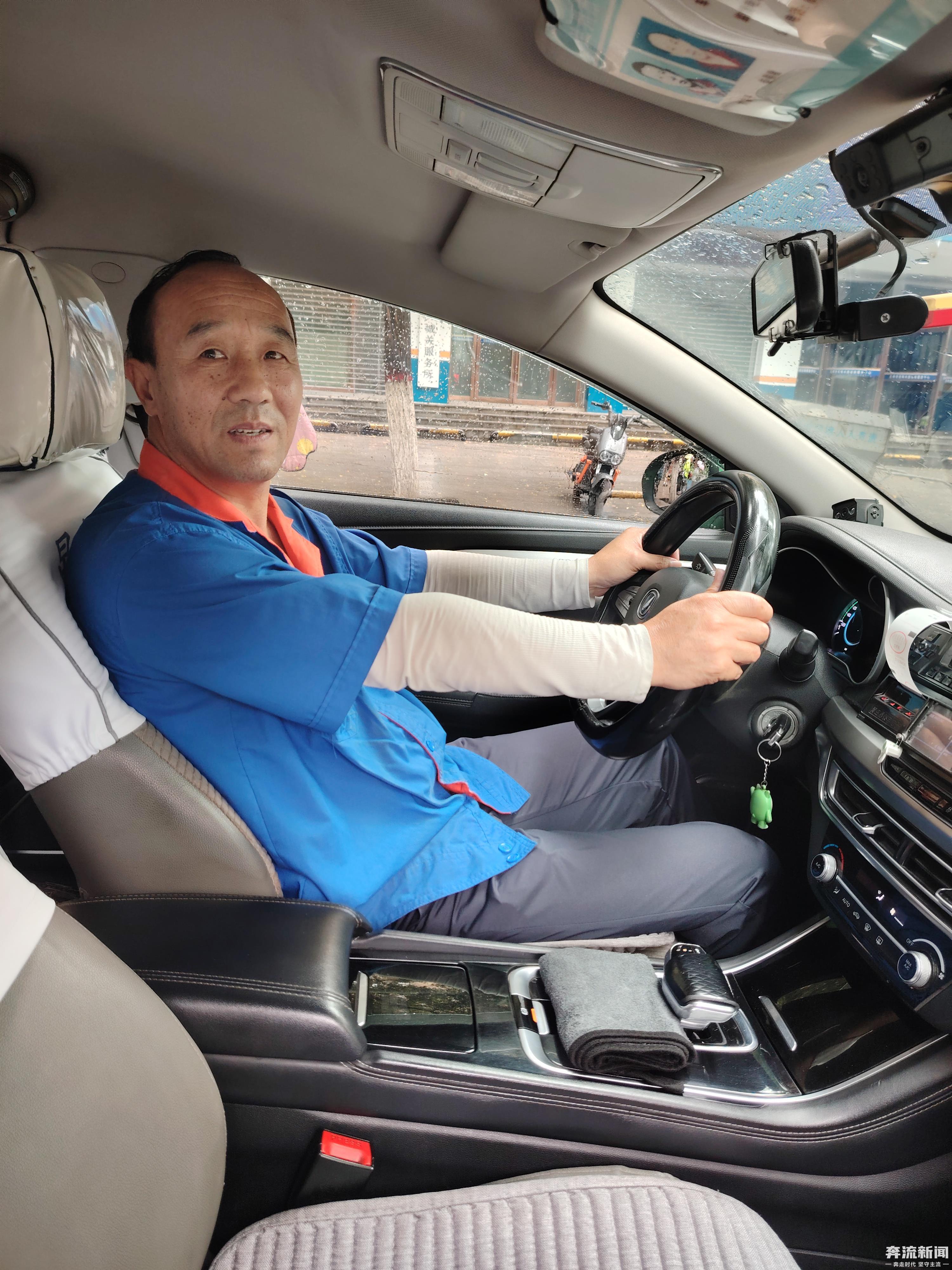 乘客肾结石发作　的哥暴雨中连闯红灯免费送医