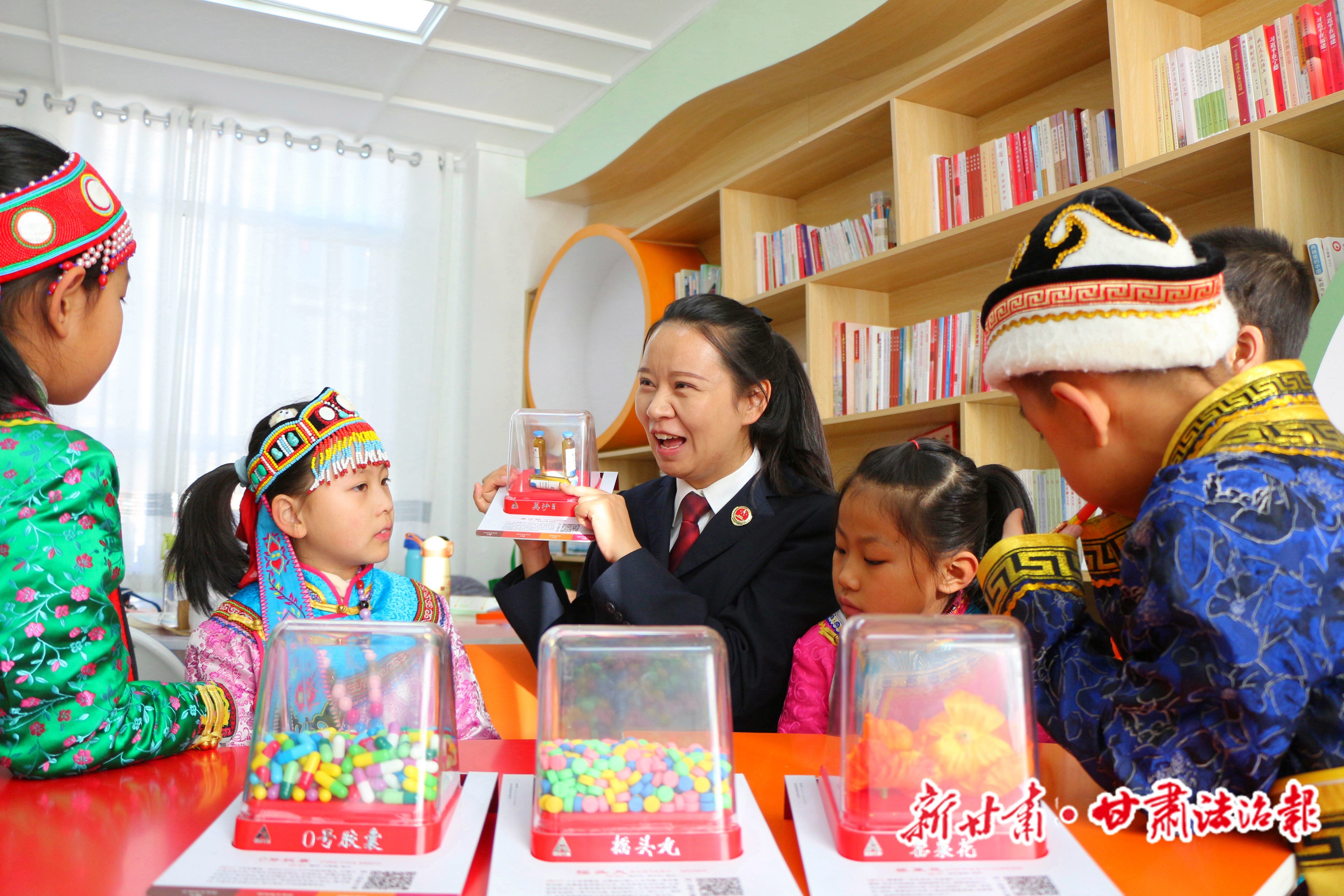 未检检察官与孩子们一起互动　肃南检察院供图