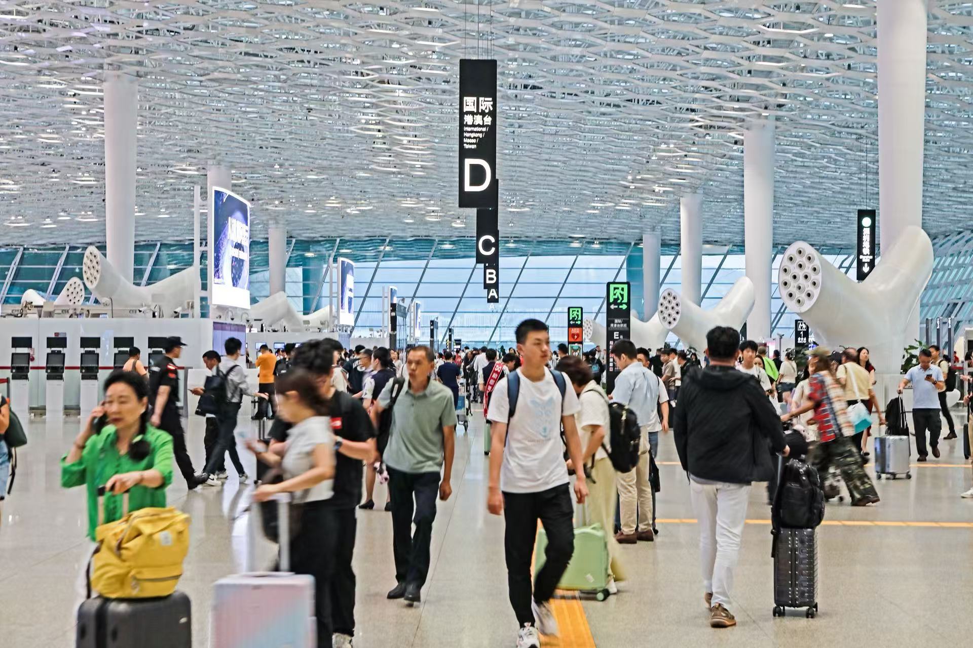 深圳机场上半年国际及地区客流量突破300万人次 创下开航以来新高