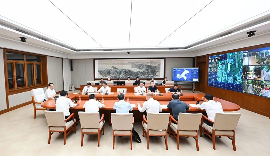 7月9日上午,市委书记袁家军在市委总值班室,指挥调度“7·8”强降雨天气应对有关工作。记者 苏思 摄