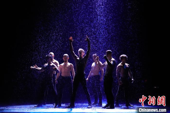 俄罗斯水舞剧《雨中》演出现场。　熊锦阳 摄