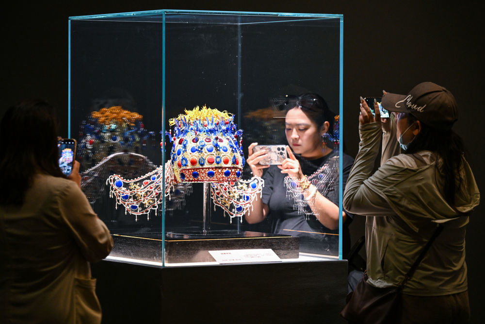 山东淄博琉璃艺术展在国家博物馆开幕，展出180余件（套）古今琉璃佳品，展现了琉璃传统工艺的赓续传承与当代转化（2025年6月10日摄）。