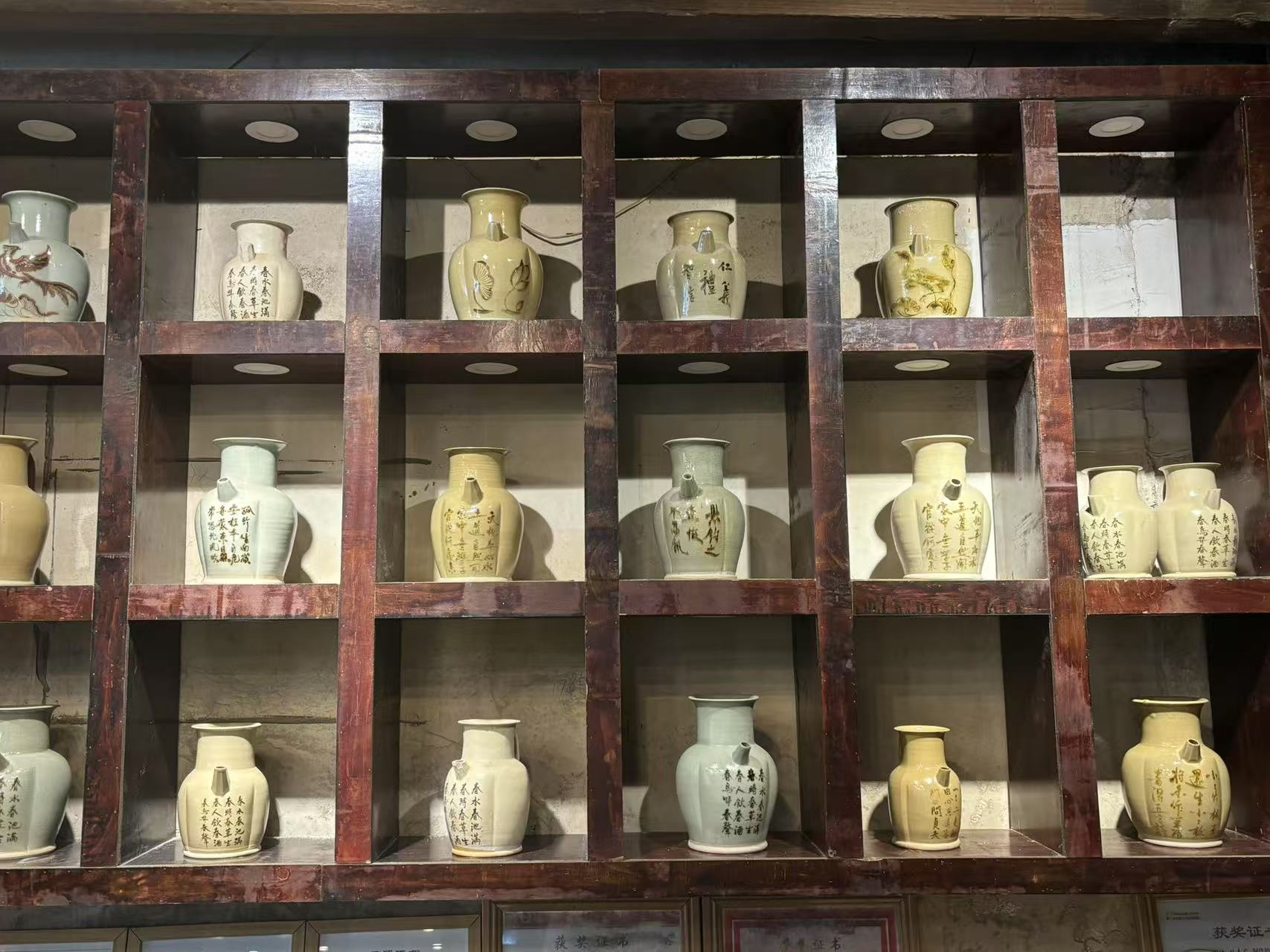 (刘志广老师工作坊内陶瓷展品陈列)