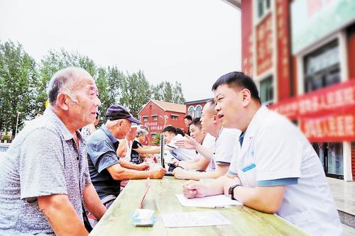 6月25日，馆陶县人民医院惠民志愿服务队走进拐渠村开展健康下乡惠民生义诊活动，将医疗服务送到群众家门口。安小龙摄