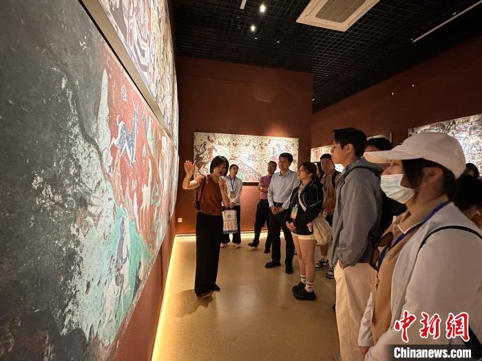 7月7日，台胞青年在西北师范大学博物馆参观。戴文昌　摄