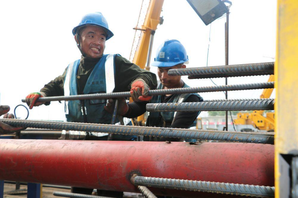 钢筋工正调整钢筋步距。（受访者供图）