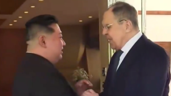 金正恩会见俄外长拉夫罗夫，二人行贴面礼双手相握问候