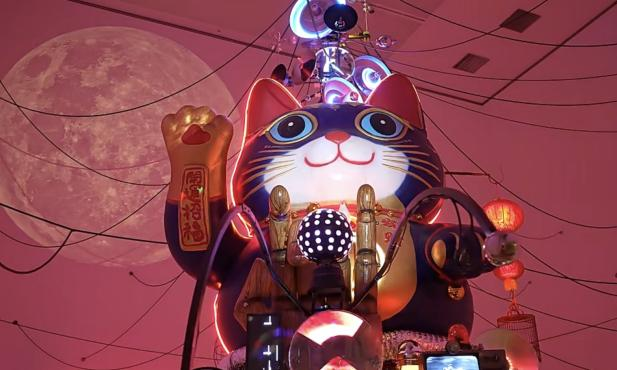 图1- 8 《妄想代理人》细节图片：机械招财猫