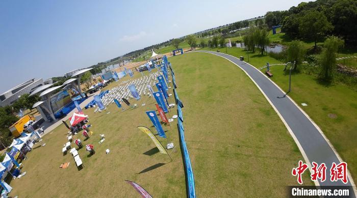 图为FPV的第一视角,飞机正在穿越赛道。陈颂文 摄