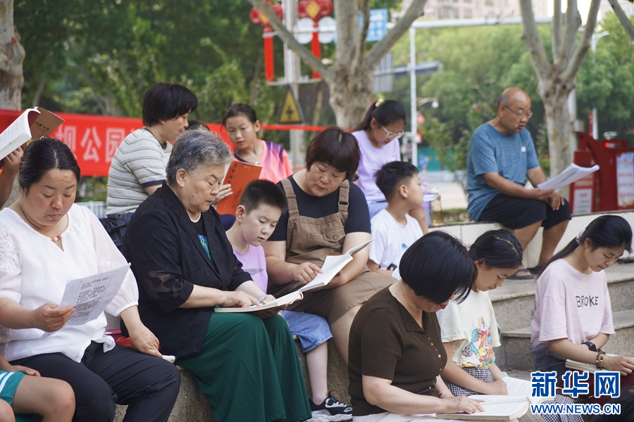7月8日，在河南方城縣龍城游園暑期晨讀點，閱讀愛好者正在閱讀經典書籍。