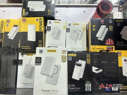 在南昌新大地数码城品胜店，展示柜内充电宝均带有“3C”标识。