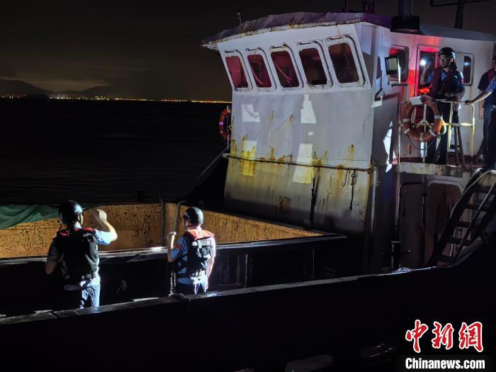 7月4日，浙江宁波象山海域，警方办案现场。(宁波出入境边防检查站供图)