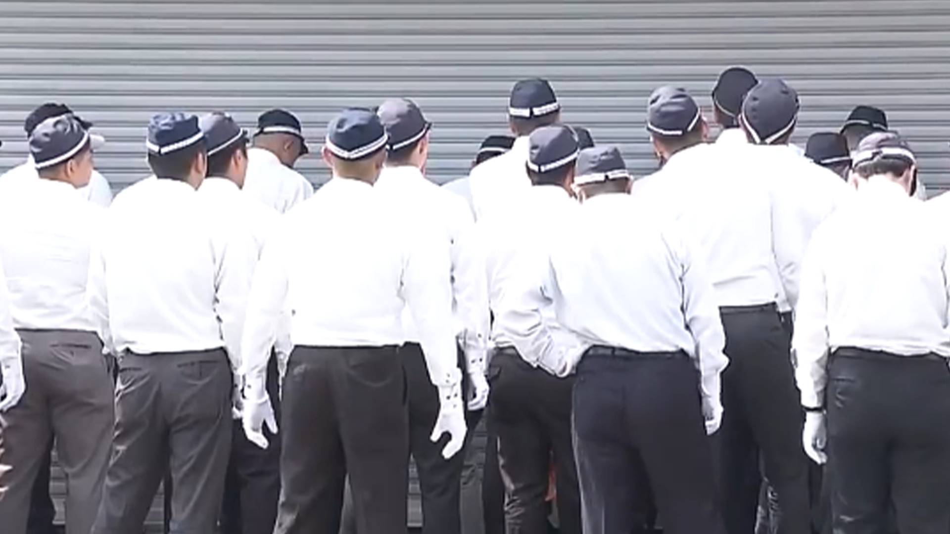 日本大阪府警带着电锯跨县执法，用弹舌音大骂“混蛋，开门！”，3分钟后“黑道”被迫打开大门