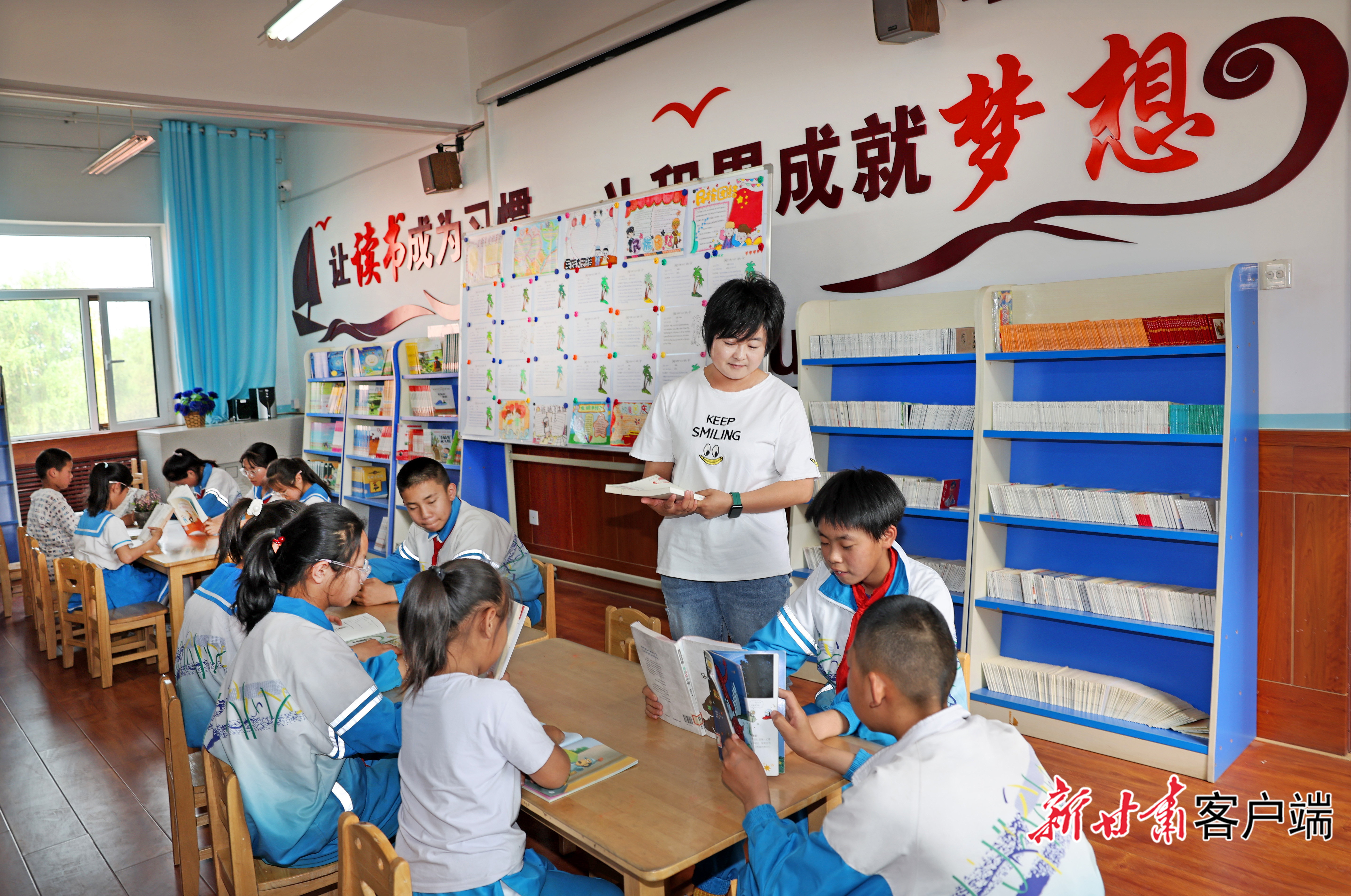 金昌市第三小学教师罗慧萍在双湾校区上阅读课