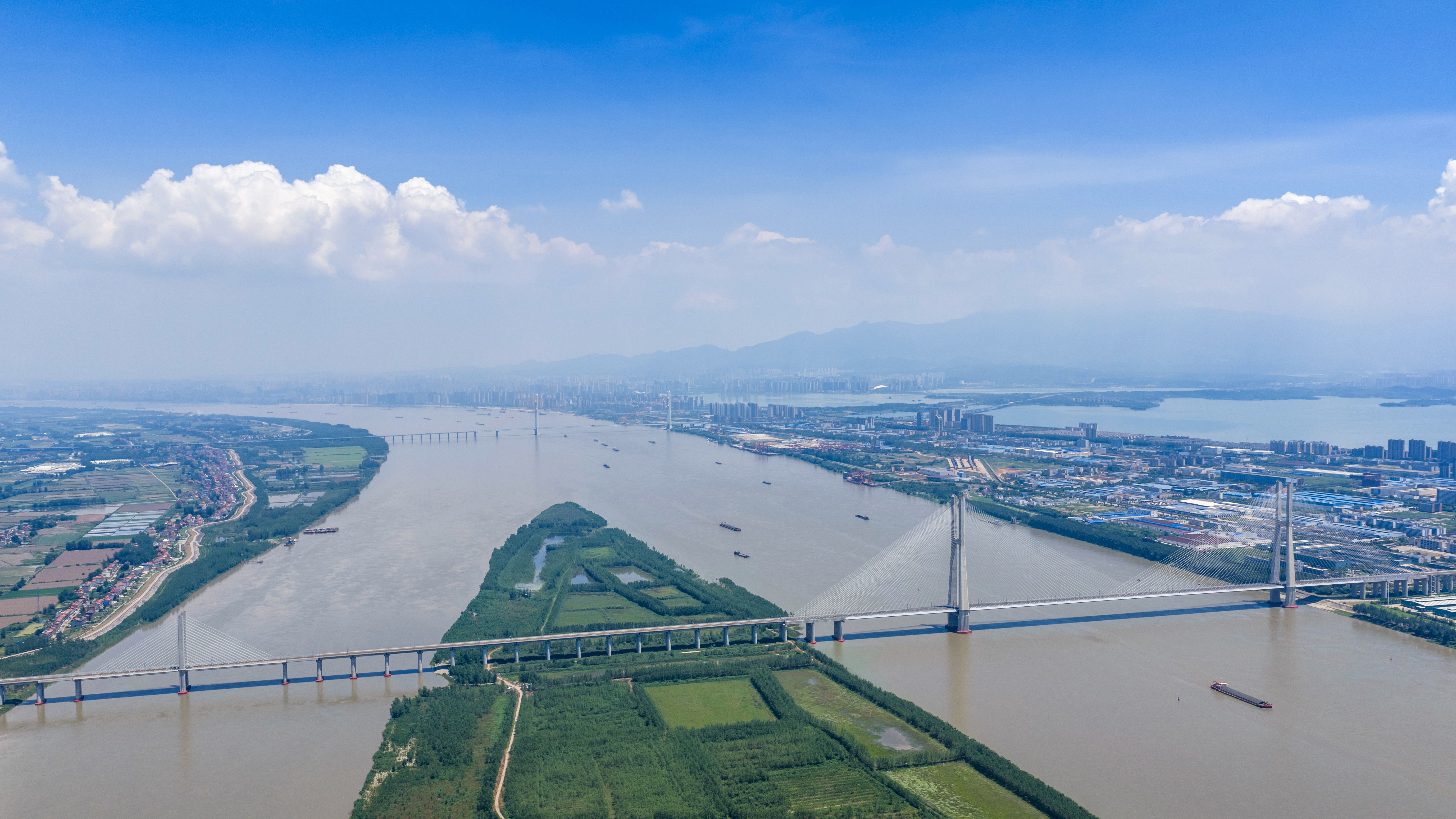 九江：长江航运忙（图）