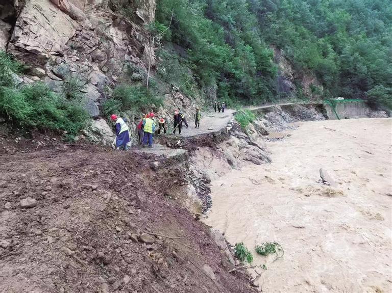 7月2日至4日，徽县遭遇持续强降雨，局地出现大到暴雨，防汛形势严峻。本轮降雨造成道路受损51条、中断3条，受损光缆26公里，受损基站17个，5条电力线路、82台公变、51台专变不同程度受损。目前，道路、通信、电力抢通工作持续推进，已抢通道路1条，全县76台班机械投入防汛抢险，全力降低灾害损失。截至目前，全县累计转移避险群众323户802人。图为道路抢修现场。