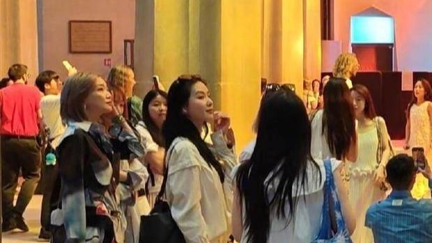 刘诗诗西班牙游玩，白衬衫配白裙清新俏丽气质佳封面图