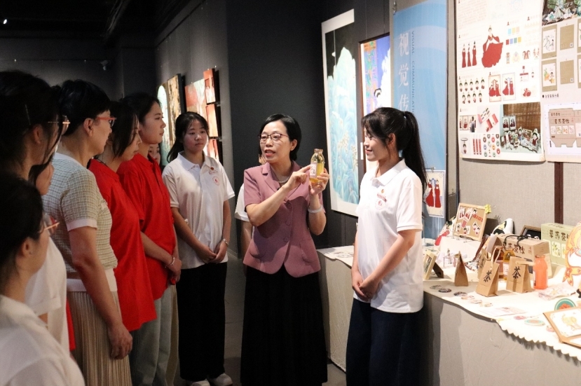 豫章师范学院党委副书记胡小萍向实践队成员讲授江西茶文化。