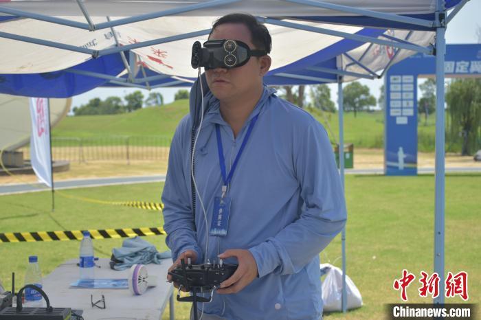 图为(全国)首届固定翼FPV飞行竞速挑战赛现场,选手正在操作飞机。巫发阳 摄