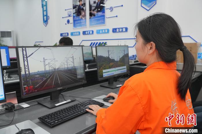 图为南铁南昌供电段6C检测分析中心工作人员正在分析供电设备状态。饶菁菁 摄