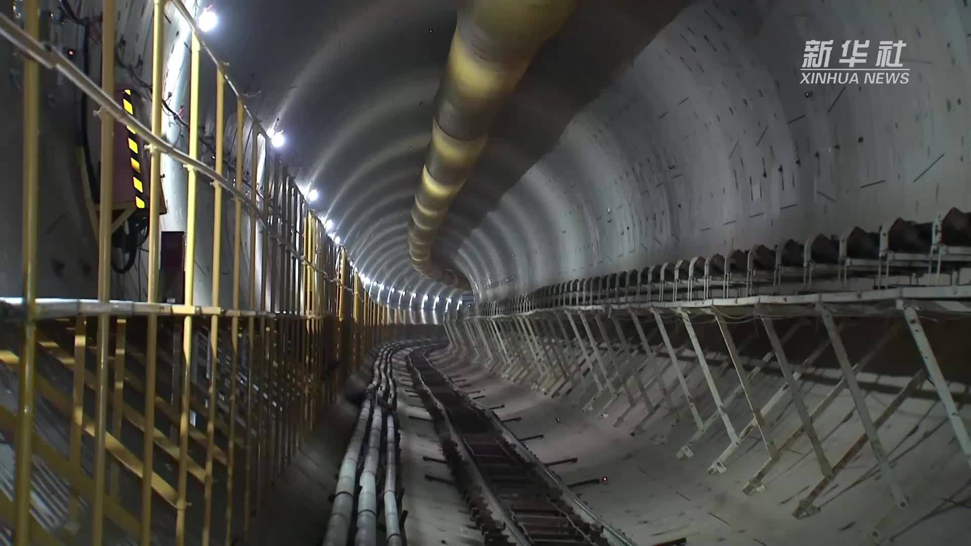 “宁芜号”盾构机穿越秦淮新河 成功完成超浅覆土段掘进任务