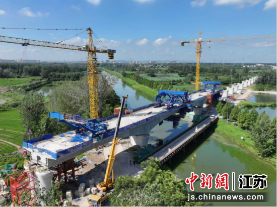 宁淮城际铁路南京段跨妯娌河连续梁合龙。