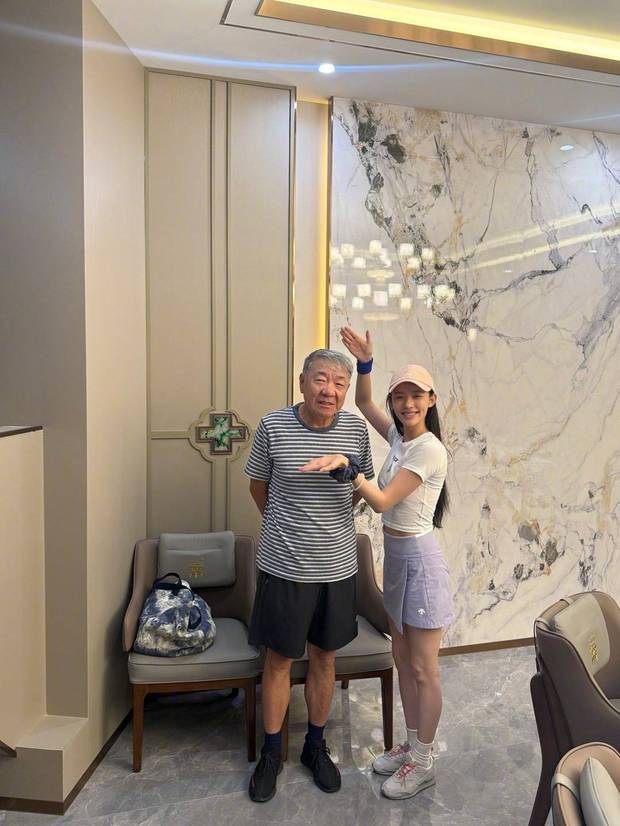 林允表情灵动。
