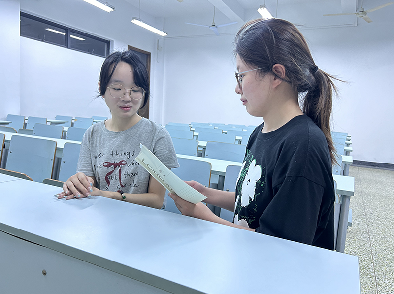 图 3 团队成员给冯同学讲述APP的具体操作步骤