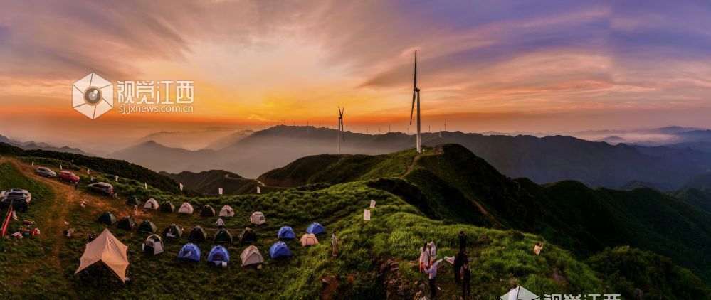 2025年7月7日，江西省吉安市万安县宝山乡天湖山坪峰山顶，清晨的早霞色彩斑斓，霞光万丈，绚丽无比，美得如梦如幻，令人陶醉。