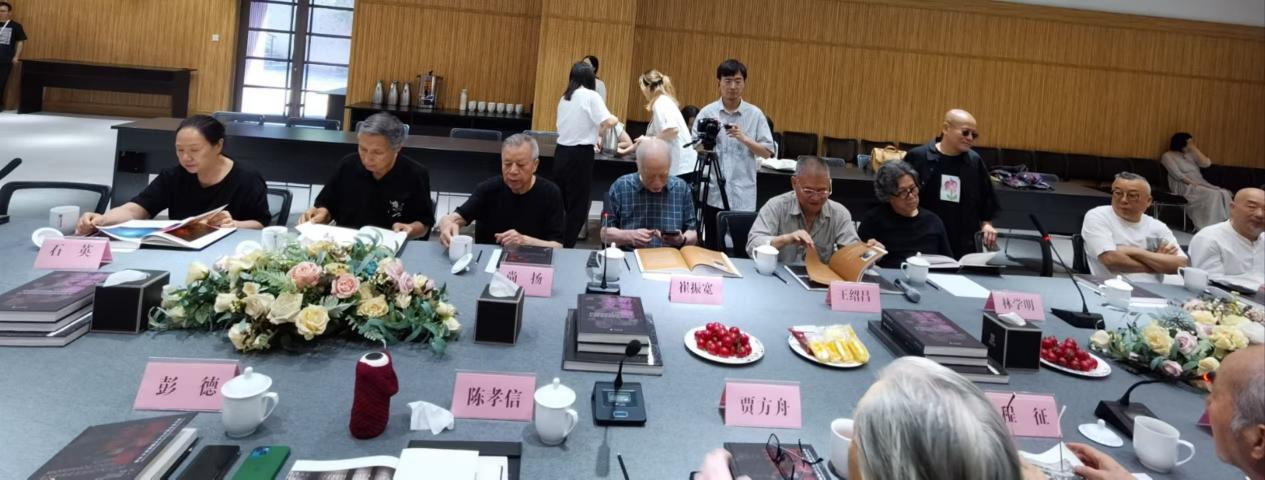 图7 王绍昌参加《新写意主义——中国当代艺术邀请展》学术研讨会（柯建明摄）