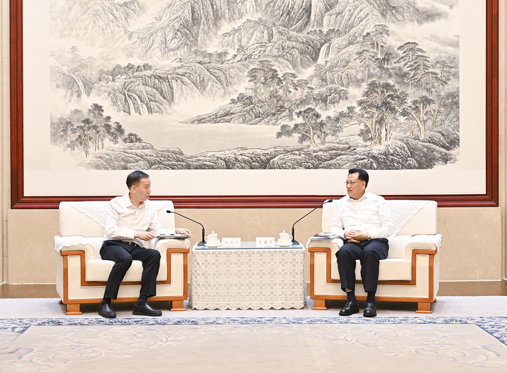 ▲7月7日下午,市委书记袁家军会见中国航天科技集团党组书记、董事长陈鸣波。记者 刘力 摄