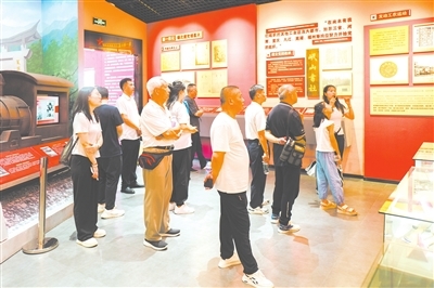 左图为游客在赣北岷山革命历史陈列馆参观。