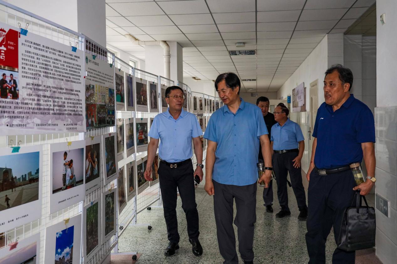 济宁市老摄影家协会与济宁八中联合开展光影助学活动