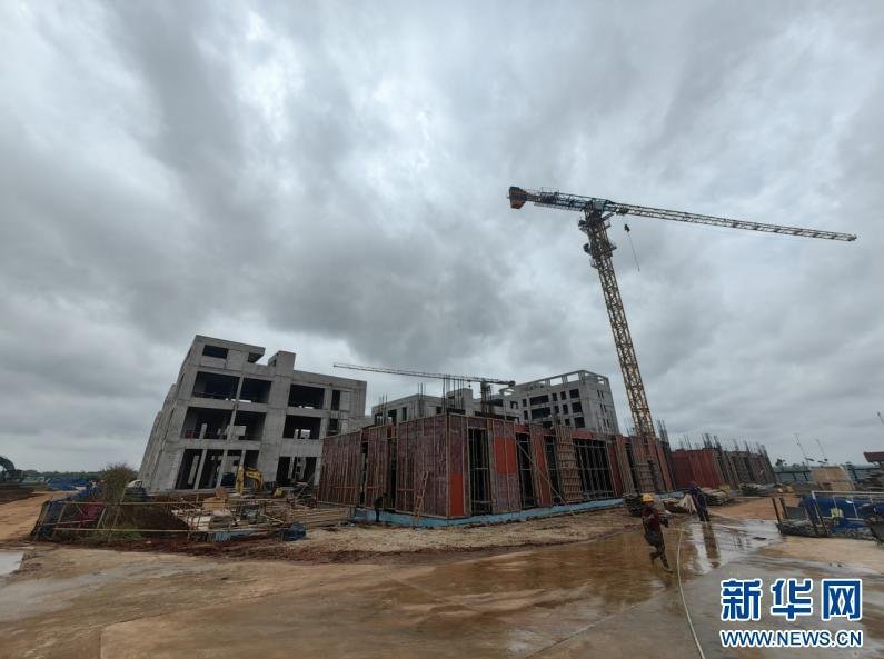 在广东海南先进制造业合作产业园，康佳装备产研基地项目正加快建设。新华网发