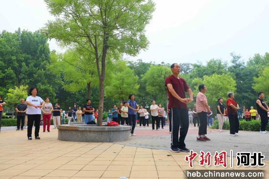 图为市民在南宫市普彤街一处“口袋公园”健身。 田威 摄