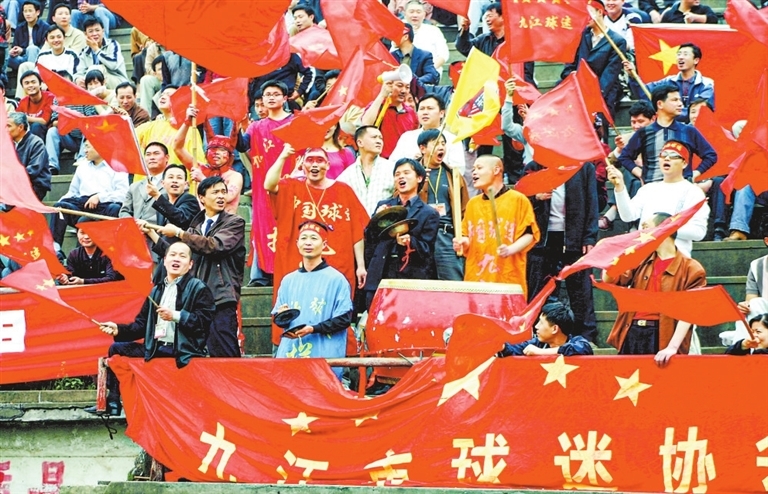 九江球迷与九江足球队永相随。（摄于2006年4月23日）。（九江日报记者 李涛渊 摄）
