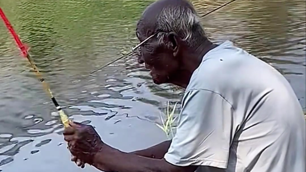 76岁“巧克力”大爷直播钓鱼吸引万人围观，50多年钓龄皮肤晒成“酱油色”