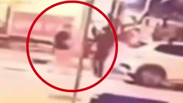 52岁中国游客在泰国被当街掳走画面曝光