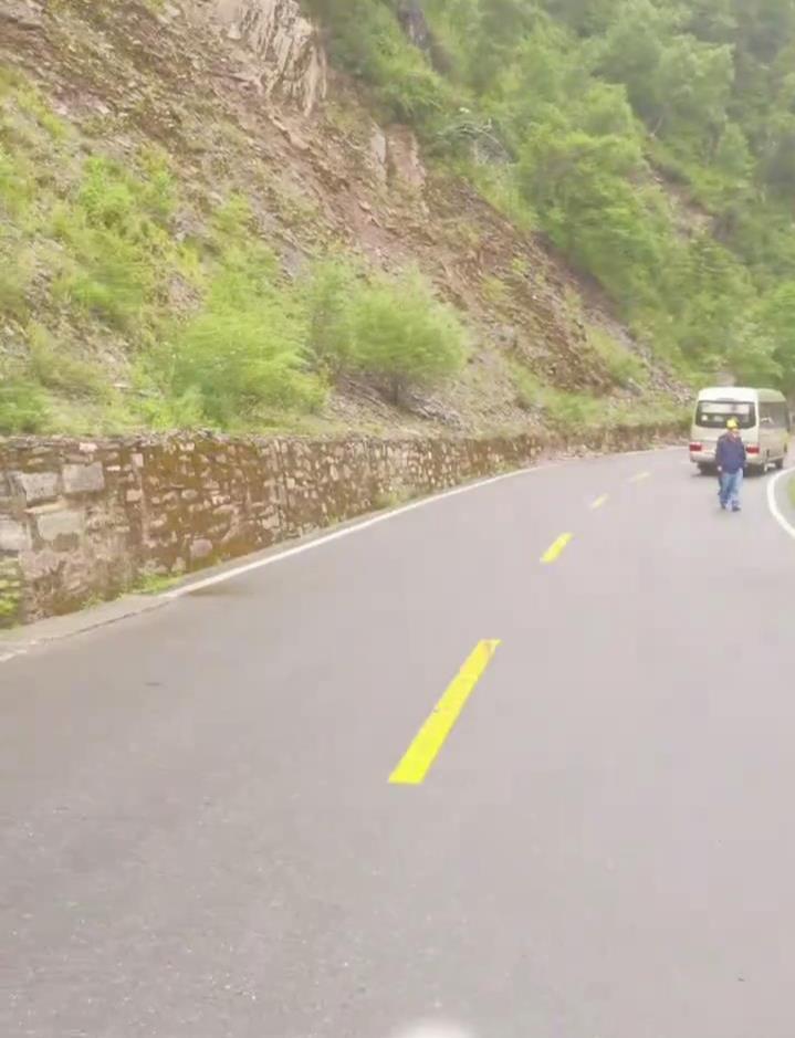 阿坝坠崖致2死5失联的旅游车已找到 死者亲属:最后一程发生意外