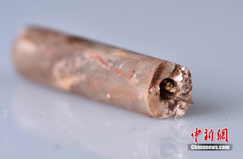 图为海昏侯墓出土的玉管及其内的医用针具。江西省文物考古研究院 供图