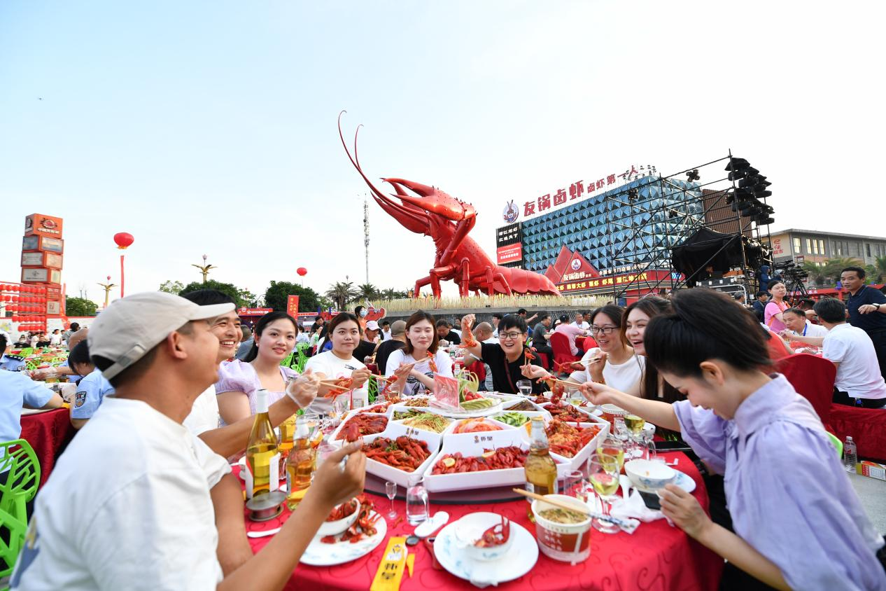 潜江龙虾吸引众多食客