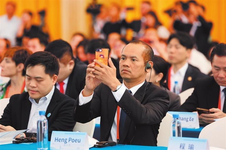 与会嘉宾认真聆听、记录　新甘肃·甘肃日报记者　冯乐凯