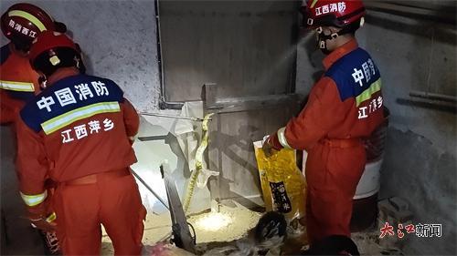 消防员将蛇捕获（李科 供图）