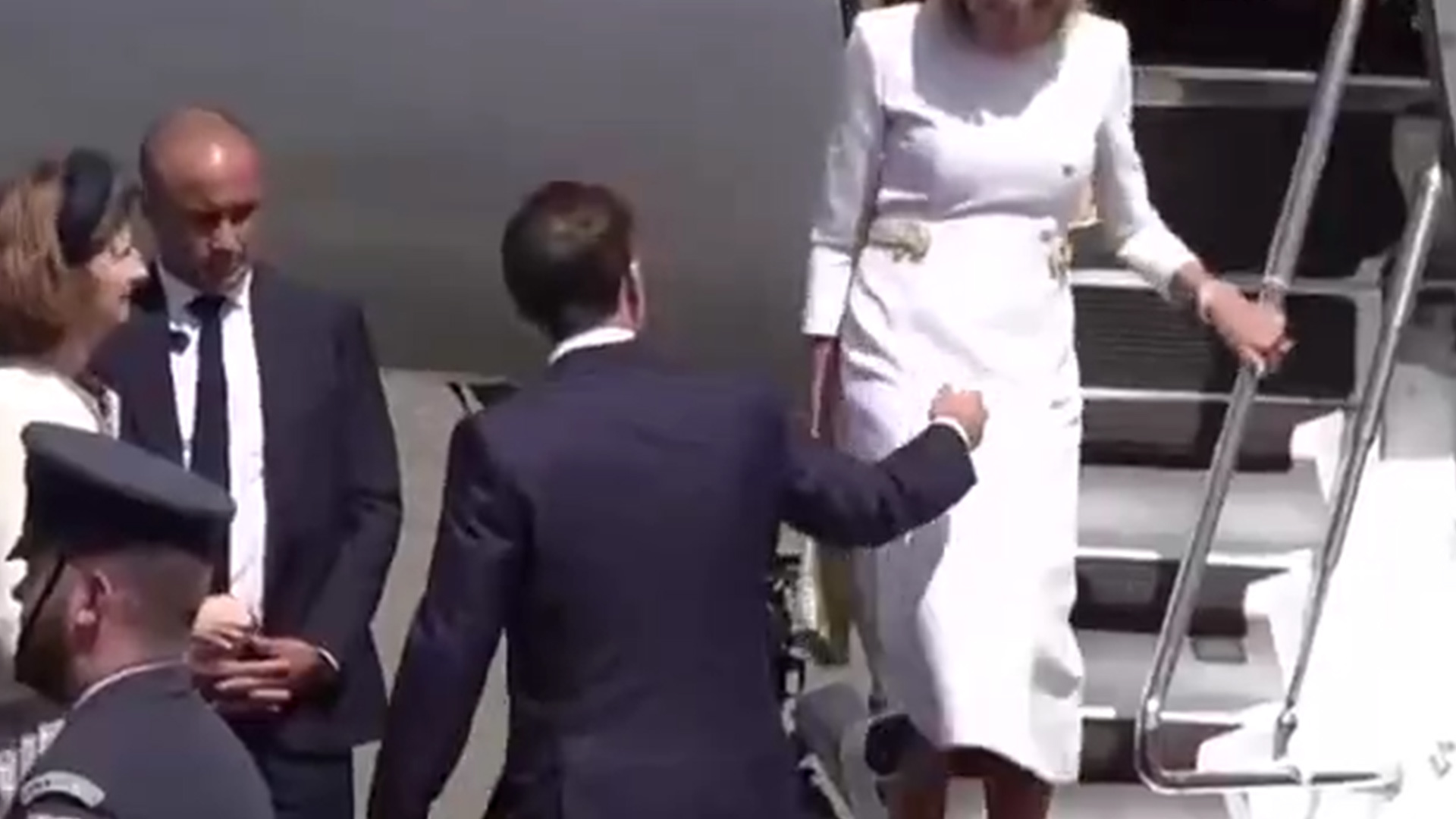 冷暴力？马克龙乘机抵达英国，伸手欲搀扶妻子下飞机遭无视